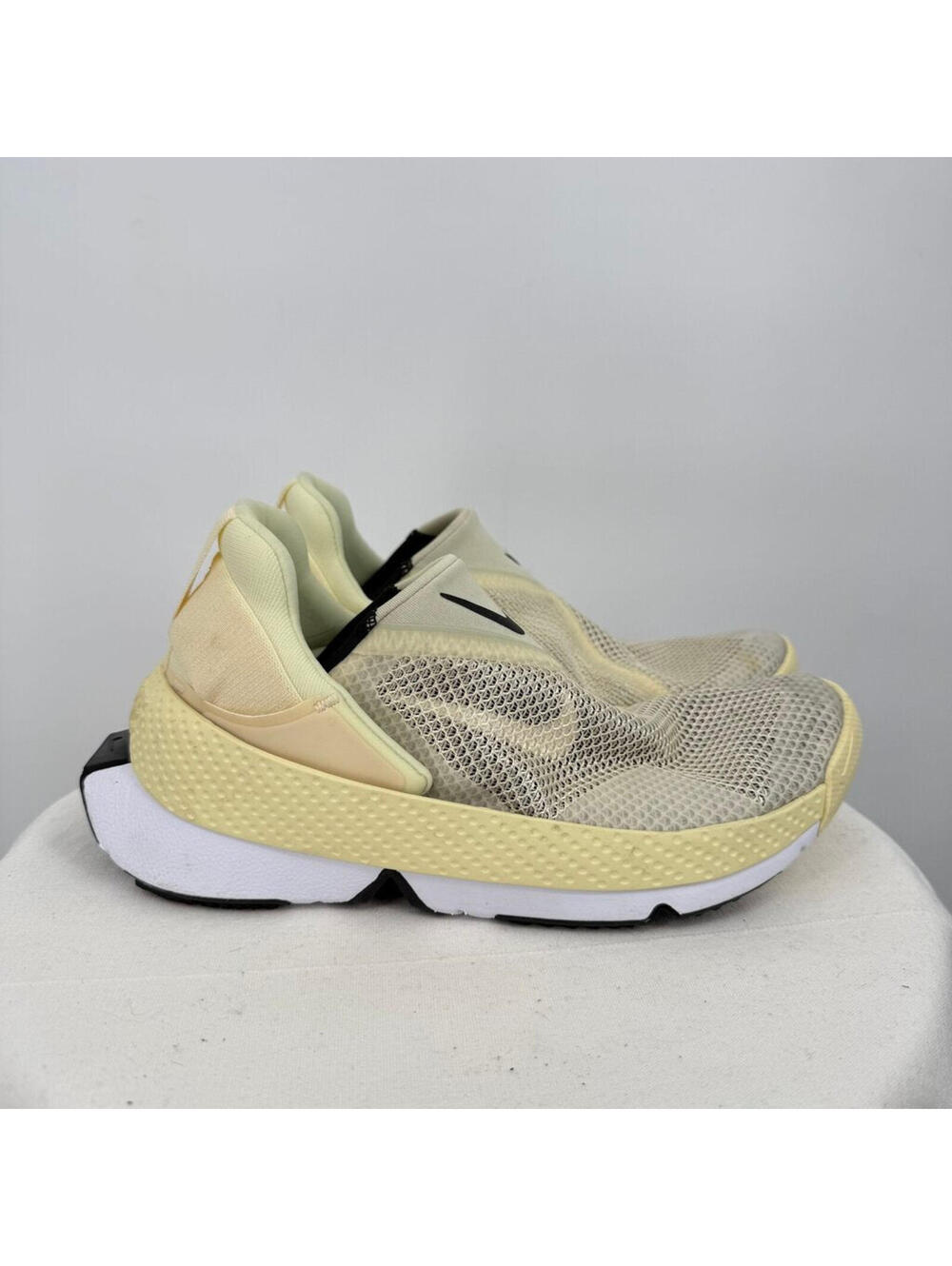 Women's Nike Fly Ease No Tie Sneakers Butter Yellow Running Shoes 7